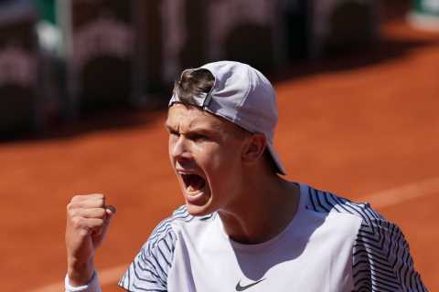 Tennis star Holger Rune labelled ‘cheat’ by fuming Roland Garros fans as he wins bizarre point after double bounce